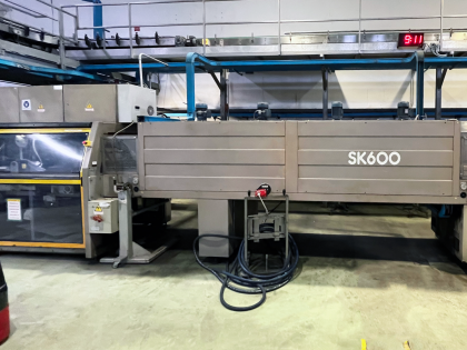 Acquista la fardellatrice SMI SK 600F usata, revisionata e garantita. Per bottiglie in PET o vetro su tre piste. Guarda il video