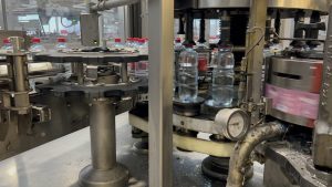 Descubre la etiquetadora KRONES Contiroll de segunda mano para 13.000 bph, y aplicación de etiqueta OPP.