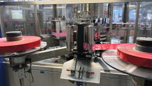 Ligne de mise en bouteille PET 12 000 bph pour eau naturelle et pétillante, avec souffleuse Krones, remplisseuse Simonazzi et étiqueteuse Contiroll.