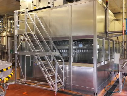 Riempitrice Simonazzi Eurostar RAA 282 con tappatrice AROL e dosatore di azoto. Fino a 18.000 bph per acqua e bevande analcoliche, pronta all'uso.