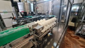 Étiqeutteuse Krones Contiroll de 1998, 18 000 bph. Idéale pour les étiquettes OPP à colle chaude. Disponible reconditionnée et garantie, ou prête à l'emploi. Mise à niveau du PLC Siemens possible.