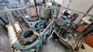 Etichettatrice Krones Contiroll 1998, 18.000 bph. Ideale per etichette OPP con colla a caldo. Disponibile revisionata, garantita o pronta all'uso. Upgrade PLC Siemens.