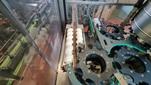Etiquetadora Krones Contiroll de 1998, 18.000 bph. Ideal para etiquetas OPP con pegamento caliente. Disponible reacondicionada, con garantía o lista para usar. Opción de actualización del PLC Siemens.