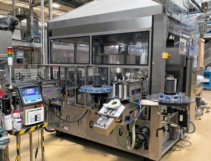 Etichettatrice SACMI Opera per bottiglie in PET usata revisionata, 30.000 BPH, etichette OPP colla a caldo, cambio automatico bobine, PLC Siemens. Lista ricambi compatibili disponibile