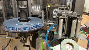 Etiquetadora SACMI Opera usada y revisada para botellas PET, 30 000 BPH, etiquetas OPP, cambio automático de bobinas, PLC Siemens. Disponible de inmediato.