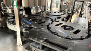 Etiquetadora SACMI Opera usada y revisada para botellas PET, 30 000 BPH, etiquetas OPP, cambio automático de bobinas, PLC Siemens. Disponible de inmediato.