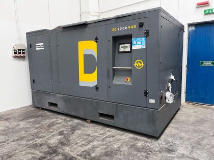 Compressore per fornire aria complessa alle soffiatrici