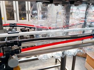 Advanced solutions to make PET format changeover faster, more flexible and safer: our work on a line with square bottles.