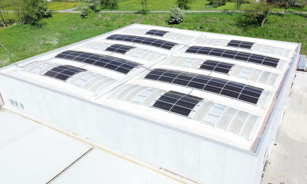 Scopri come l’azienda di Lenna ha ottenuto autonomia energetica grazie all’installazione di pannelli solari. Risultati e obiettivi 2027