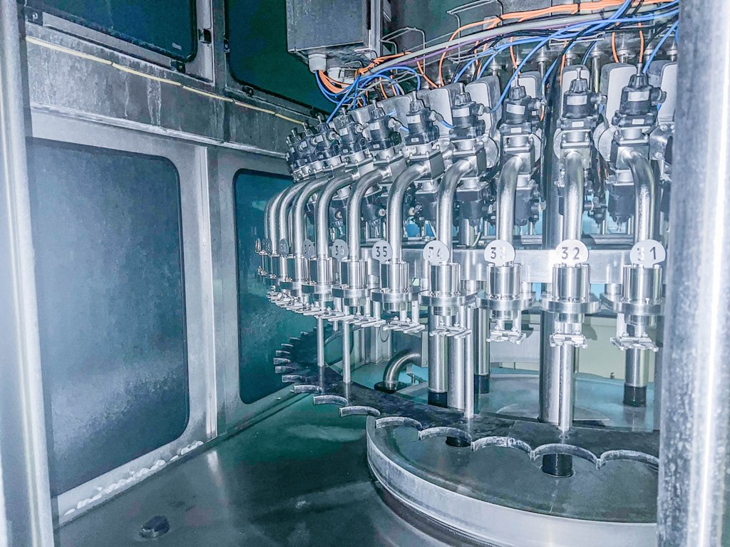 Macchina riempitrice Gangloff Scoma per imbottigliamento industriale di liquidi nel settore alimentare e bevande.